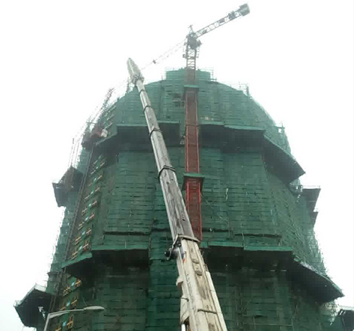 漳县吊车在工地上作业
